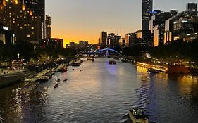 Luxurious Apartment In The Heart Of Docklands